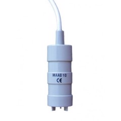 Grå cylindrisk vattenpump med "MAAS 10" och CE-märke. Kabel ansluten i toppen.